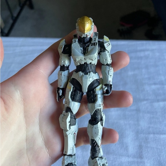 Halo Action Figure - Gold and White - Picture 6 of 6
